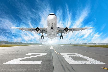 地平线摄影照片_机场跑道28号和飞机起飞到地平线和风景如画的卷云在蓝天