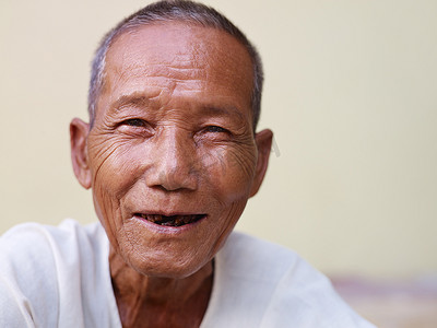 快乐的老亚洲人在相机微笑的肖像
