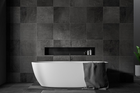 靠近时尚的浴室内饰与黑色瓷砖墙壁和地板, 白色浴缸与灰色毛巾挂在它和灰色地毯。3d 渲染