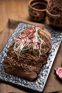 色彩餐具摄影照片_日式烧牛肉