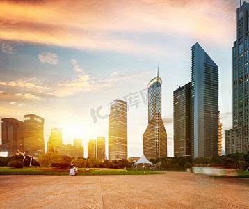 在上海的新浦东银行和商务区高楼