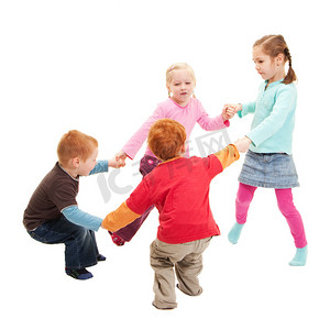 孩子们玩游戏牵手在圈子中的孩子们