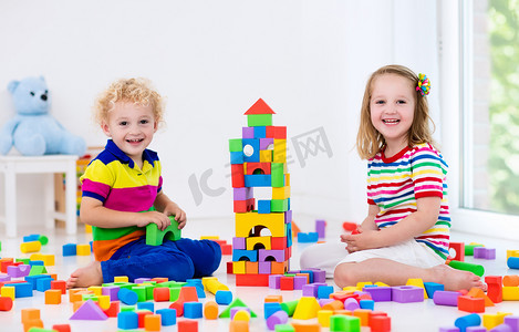 孩子们玩五颜六色的玩具块