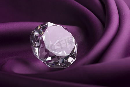 半透明丝绸摄影照片_闪闪发亮的钻石