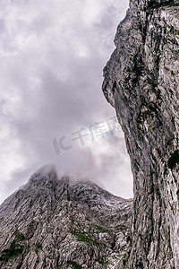 山在云彩在 Ellmauer 暂停, 狂放的凯撒山奥地利-接近 Gruttenhuette, 去, 蒂罗尔, 奥地利-徒步旅行在欧洲的阿尔卑斯