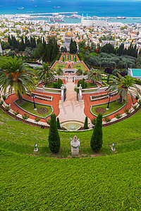 巴哈花园, 是在以色列海法的卡梅尔建立的巴哈信仰圣殿。.
