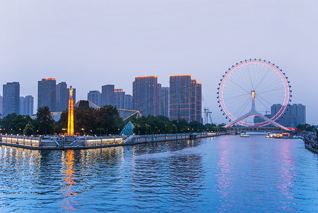 天津是中国北方沿海的大都市，高大的巨型摩天轮建在永乐桥上，在天津的海河上. 