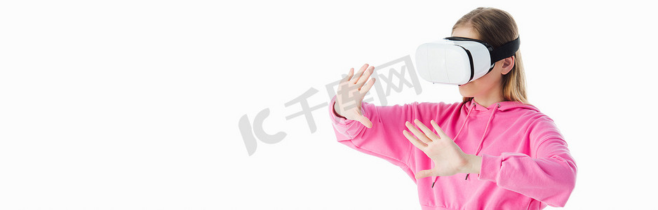 全景拍摄的少女在粉红色连帽衫穿着vr耳机和手势隔离在白色
