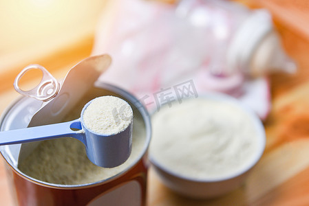 奶粉在勺子与罐和婴儿瓶奶在碗上