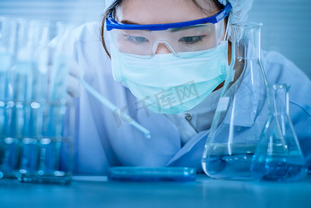女摄影照片_亚洲女科学家与试管制作研究在临床实验室。科学、化学、技术、生物学和人的概念