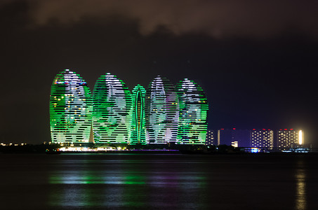 中国海南三亚的凤凰岛上背光和海风映照下的浮雕场景夜景