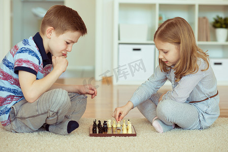两个小朋友在家里下棋的情绪