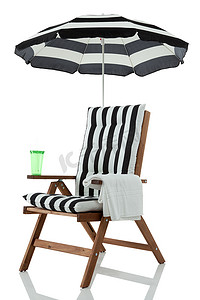 带伞摄影照片_沙滩椅带伞、 毛巾、 饮料