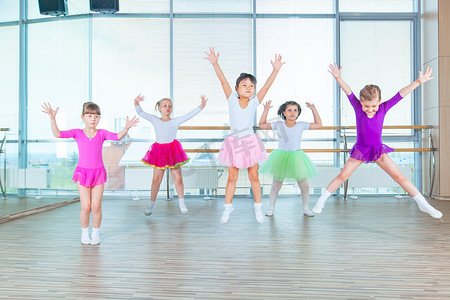跳舞的孩子们摄影照片_舞蹈课上的孩子们跳舞。快乐的孩子们在大厅里跳舞, 健康的生活, 孩子们 togethern 舞蹈孩子类