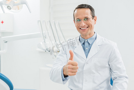 牙科医生在现代牙科诊所大显身手
