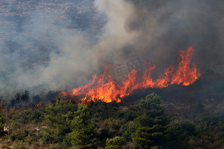 a联合国直升机扑灭了以色列-黎巴嫩边界的大火 