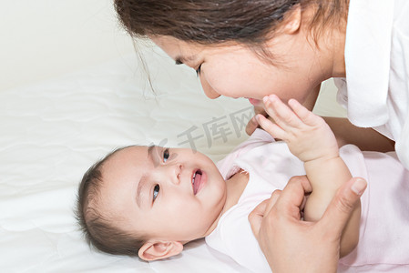 的婴儿摄影照片_亚洲母亲母乳喂养她的婴儿