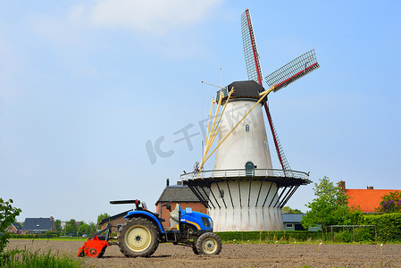 古典荷兰风景用风车和拖拉机 
