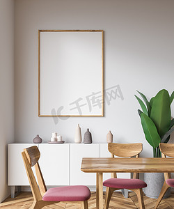 白色墙壁客厅内部与木桌, 粉红色和木椅子和一个垂直的海报框架在墙壁上。3d 渲染模拟