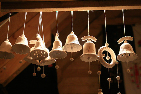 手工陶瓷钟声对乌克兰的圣诞市场
