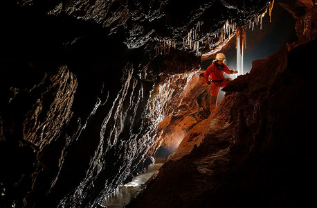 地下摄影照片_洞穴探险，探索地下的地洞
