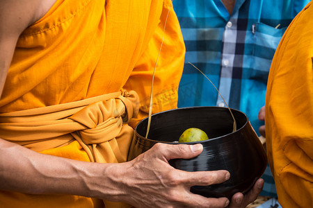 僧侣摄影照片_佛教僧侣给出食物提供来自人为佛教大斋节一天结束