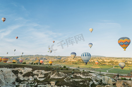 彩色热气球在土耳其上空飞越城市前景色
