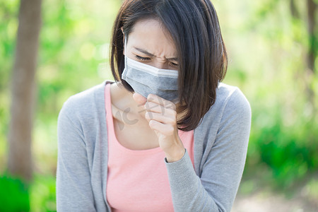 妇女在森林里病了并且咳嗽了