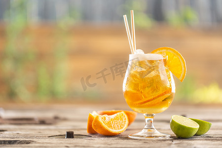 炎炎夏日，在花园的桌子上放着橙子和冰块的啤酒柠檬水