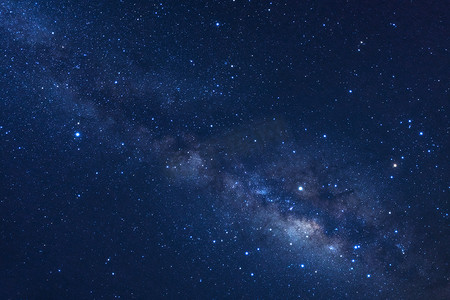 红星星星摄影照片_银河带着星星和宇宙中的尘埃 