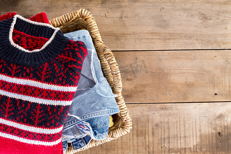 柳条编织的篮子，用清新的冬天的衣服