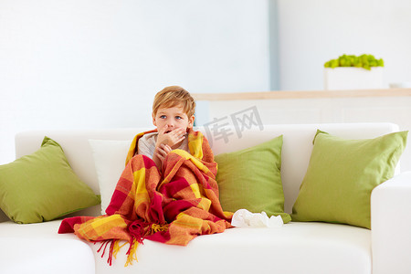 流着鼻涕的孩子有病，发烧在家热