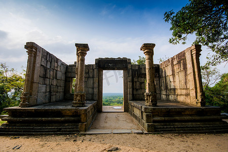 短暂的摄影照片_Yapahuwa 是短暂的中世纪斯里兰卡首都之一。Yapahuwa 躺在 Kurunagala 和阿努拉德普勒之间的中途的城堡.
