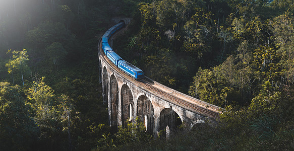 拱桥开业摄影照片_到达斯里兰卡埃拉著名的九座拱桥的火车