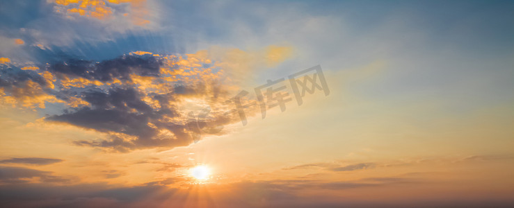 日落场景为太阳坠落和射线光，背景，温暖色彩斑斓的天空的云彩