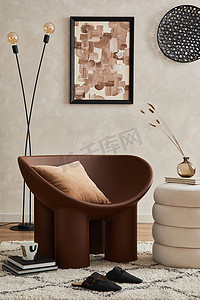 现代雅致客厅室内设计与创意扶手椅，模拟海报框架，灯，邮袋和时尚的个人配件。复制空间。模板.