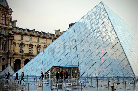 2016猴年素材摄影照片_巴黎, 法国-2016年3月2日: 卢浮宫金字塔是一个大型的玻璃和金属金字塔由中美建筑师贝里德设计