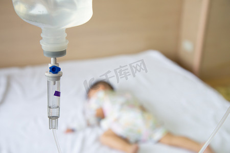 亚洲男婴睡在病床上，在医院儿童科输液.