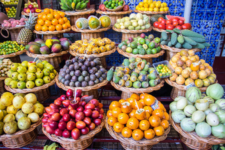 水果摄影照片_在马德拉岛首府丰沙尔的一个水果市场上，各种水果应有尽有。色彩斑斓.