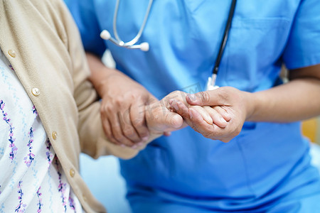 手持触摸手亚洲高级或老年老太太妇女患者关爱、关怀、帮助、鼓励与移情在护理医院病房: 健康强的医学概念