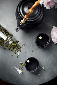 茉莉花照片摄影照片_两杯茶的茶壶和牡丹，概述