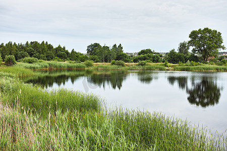 河岸摄影照片_ 拥有美丽河岸和湖泊的白俄罗斯农村景观                              