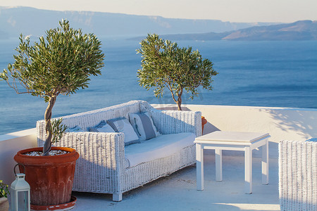 橄榄摄影照片_带橄榄树和海景的露台休息室。假期