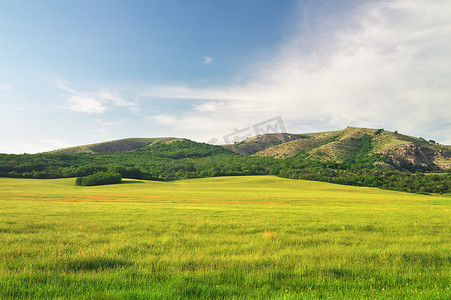 山和草地摄影照片_在山和蓝天的绿色草地。组成的性质.