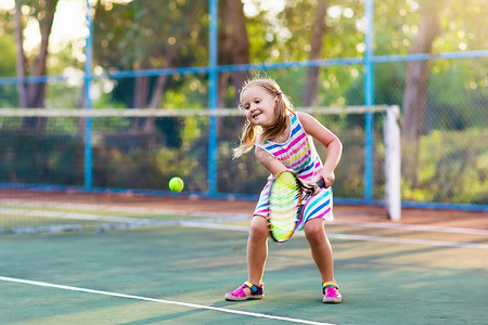 学习公积金摄影照片_在室外篮球场上打网球的孩子