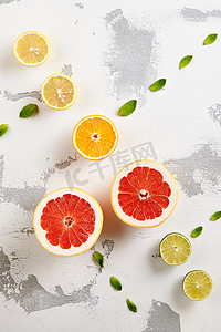 新鲜柑橘类水果-橙, Grapeftuit 和石灰。创意夏日水果布局。顶部视图