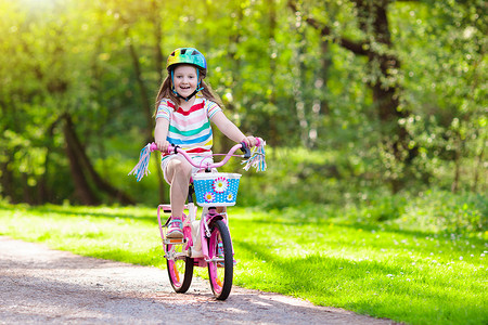 骑自行车的孩子。孩子们骑自行车。自行车女孩.