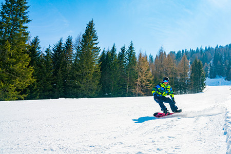 Saalbach, 奥地利。2018年3月10日。滑雪板沿着奥地利阿尔卑斯山的山坡穿过森林、山坡和滑雪跑道。滑雪, 阿尔卑斯山滑雪.