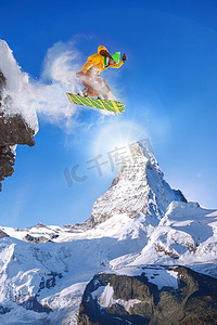 滑雪摄影照片_跳对马特宏峰峰在瑞士的滑雪者