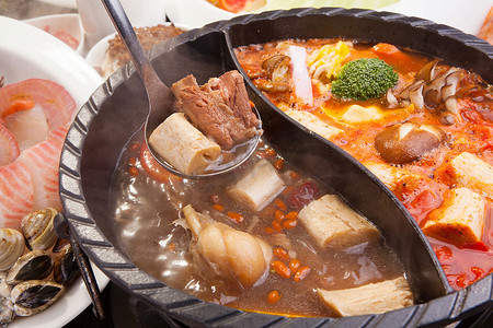 餐厅的猪肉、海鲜和蘑菇火锅